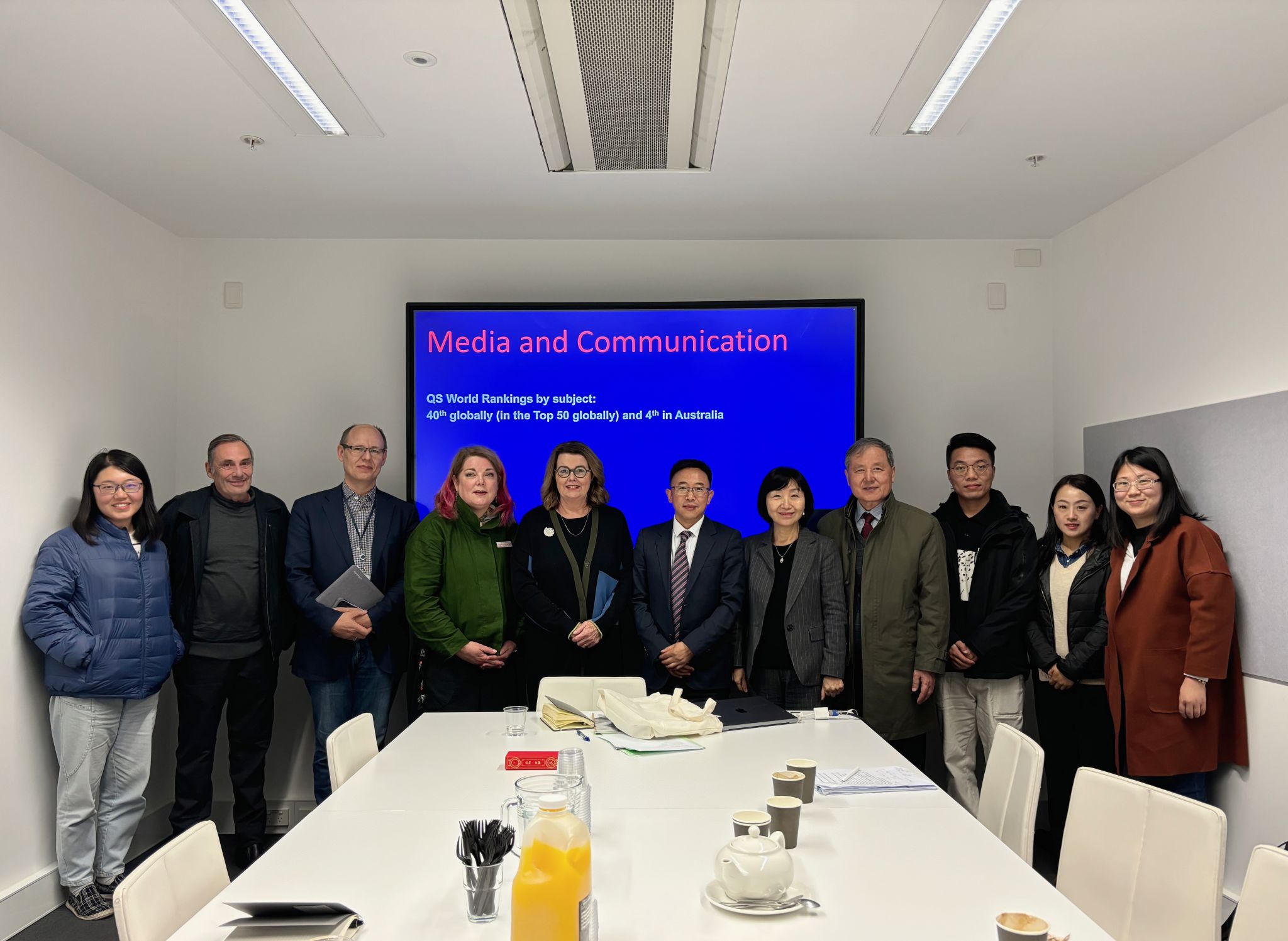 2.与皇家墨尔本理工大学合影.jpg 2.与皇家墨尔本理工大学合影.jpg