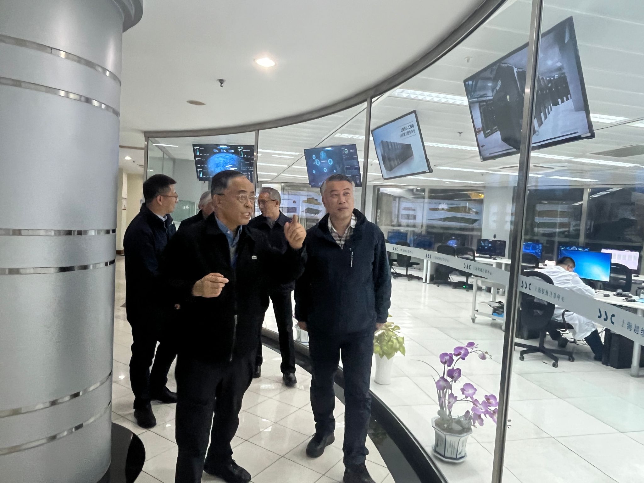 参观.jpg 参观.jpg